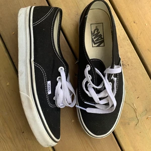 Vans skor strl 38 - Säljer mina vana skor då dem är för små, är iprincip som nya då dem är använda Max 20 gånger det ända är att dem kanske är lite smutsiga men går att tvätta bort. Nypris är 700kr