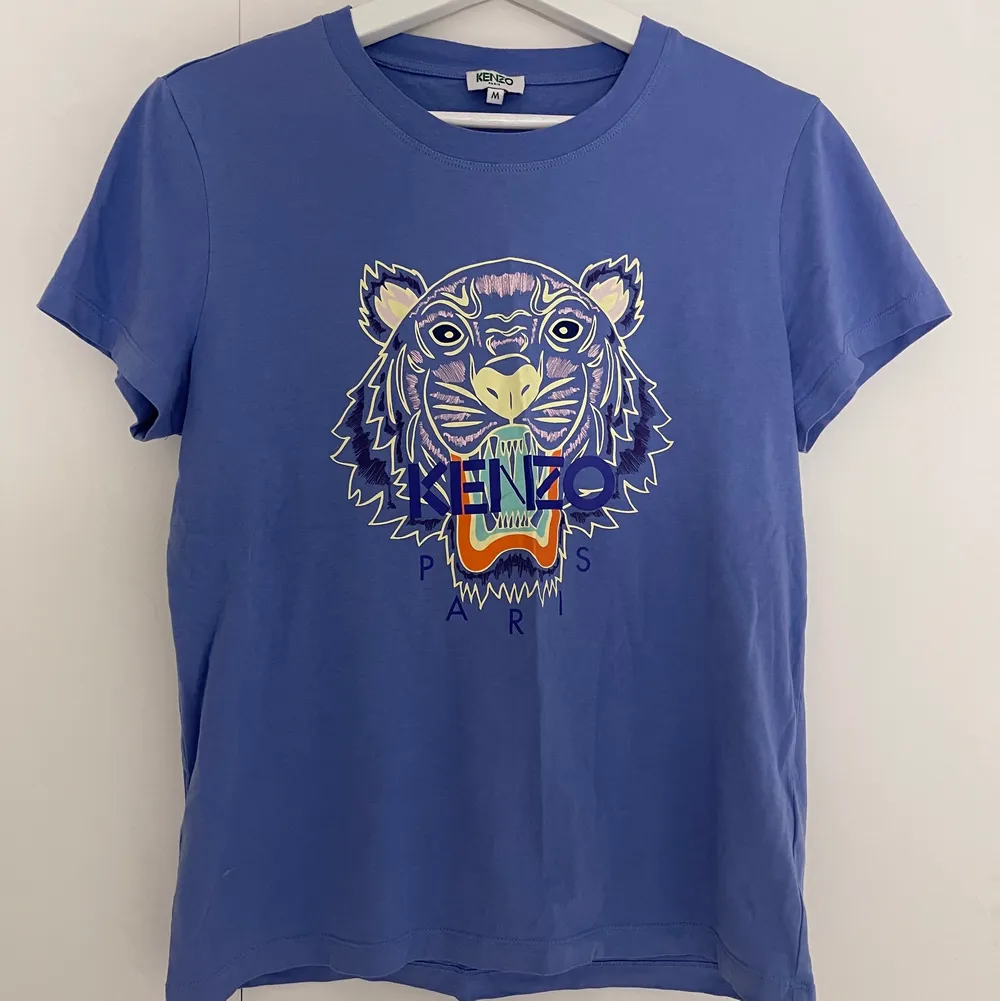 En fin kenzo t-shirt lilla blå färg i bra skick. Är storlek M men är som S och XS.💙. T-shirts.