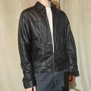 Svart läderjacka - Svart läderjacka. Bra skick.