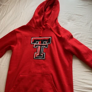 röd vintage hoodie - intresskoll på denna jättefina röda hoodie, säljer pga att den inte kommit till användning. jättebra skik och köpte den från början secondhand. (använt få gånger) buda!!❤️