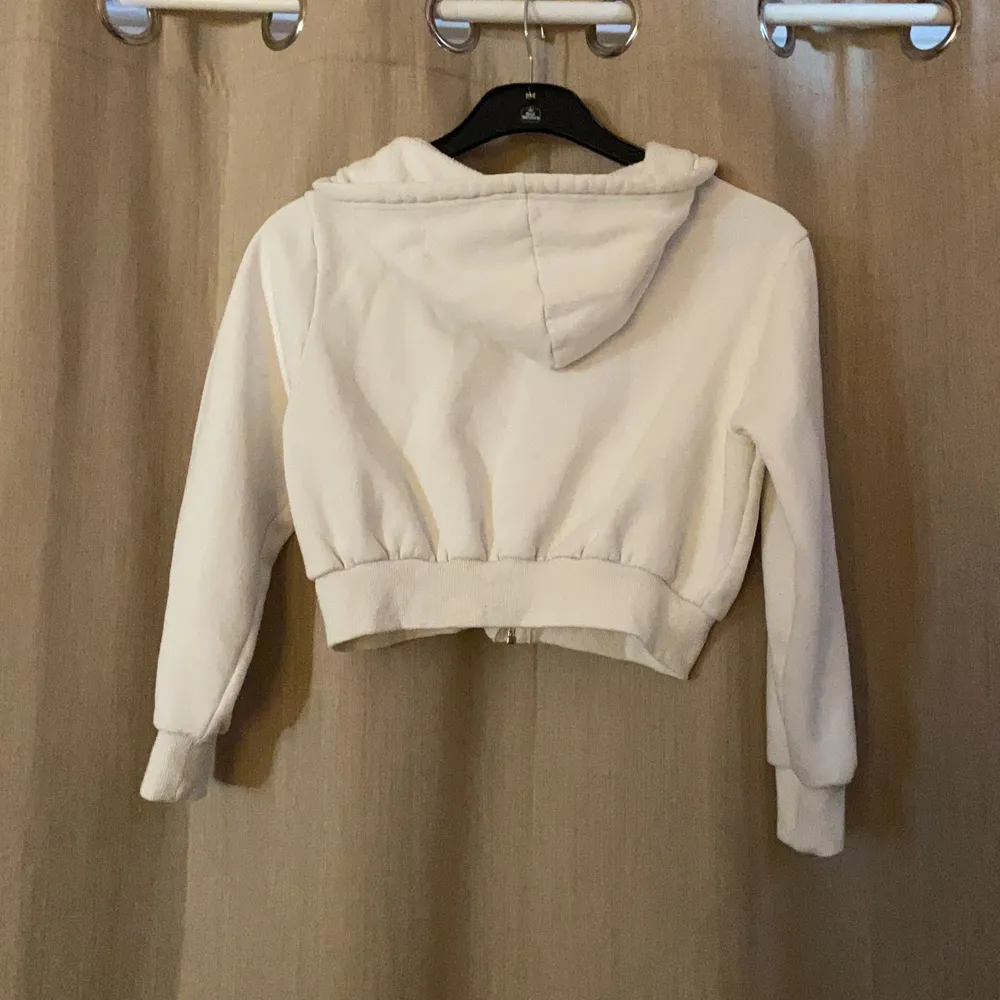 Säljer min vita zip- hoodie från SHEIN. Är i storlek M men passar mig som är XS-S. Köpt här på plick då helt ny, är använd av mig ca 2-3 gånger. Säljer då den inte kommer till användning längre💗 skriv priv vid fler frågor . Hoodies.