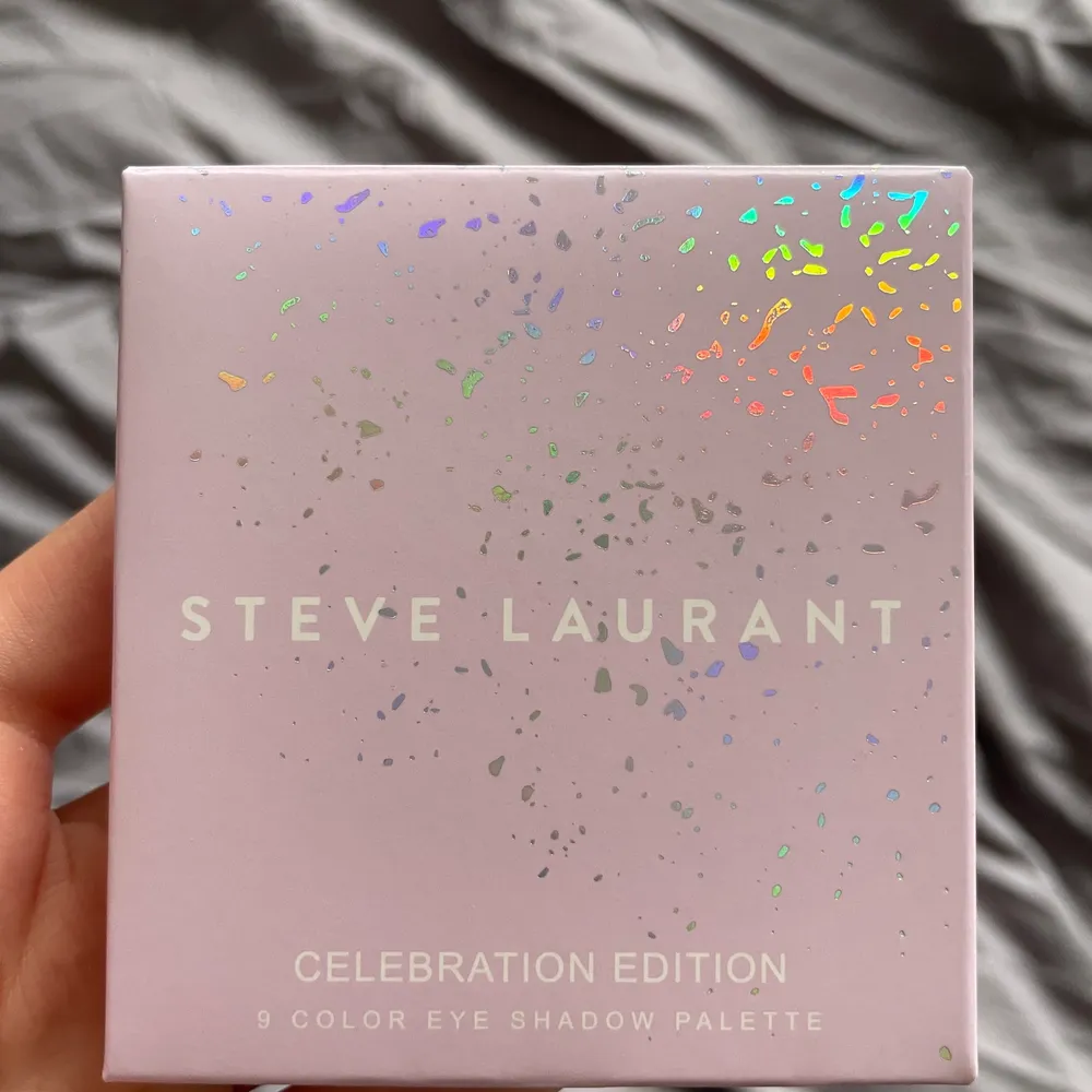 Säljer en helt oanvänd Steve laurant eye shadow palette i färgen ”berry”. Säljer då jag inte kommer använda den. Originalpris 270kr.. Övrigt.