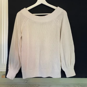 Vit stickad från ginatricot strl S - Snygg vit stickad tröja. Den är väldigt bekväm samt super snygg.