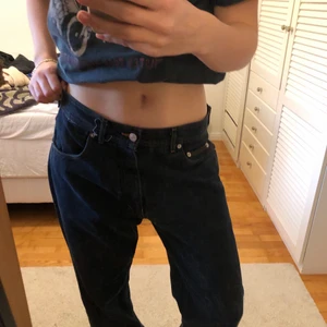 Lågmidjade byxor i mörkblått!🤟🏼 - lös passform, uppskattad storlek 40-42 (dam). sitter jättelöst på mig som är en 36a. Märke ”Thomas trademark” köpta second hand. 🤪Funkar utmärkt för både killar o tjejer! Har ett hål i höger framficka, men kan sys igen!😊