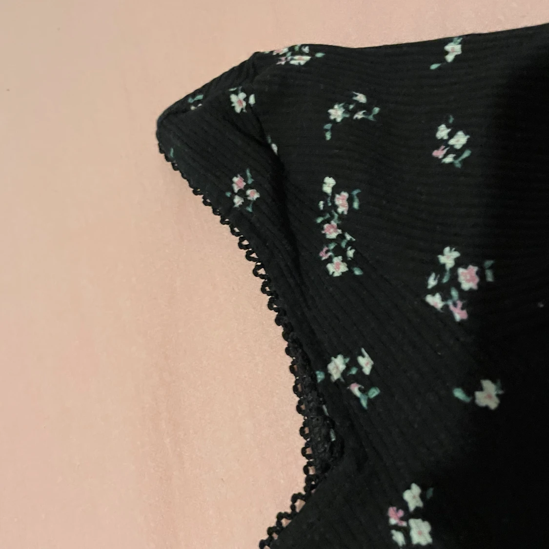 figurformad klänning i svart med blomdet - 91