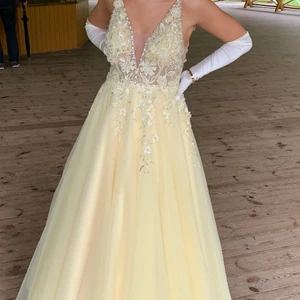 Balklänning  - Jag säljer nu min fina balklänning. Den är i fint skick och passar mig som är 1,63. Värt att nämna att jag också kunde ha klack. Underkjol och handskar ingår i priset. Skriv vid intresse av fler bilder eller om du vill bestämma en möte för att testa klänningen 💗