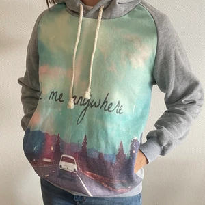 Huvtröja med tryck s/m - En mjuk huvtröja med tryck. Passar s/m. Längden 65cm. I bra skick 