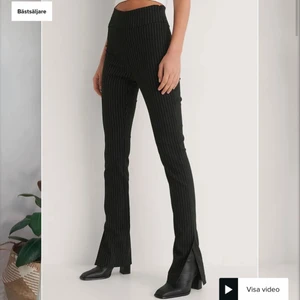 Byxor med slit - Säljer dessa skitsnygga byxor med slit från Nakd. Använd 1 gång. Storlek 34 och väldigt långa i benen.