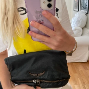 zadig voltaire väska  - Svart populär skinnväska från Zadig Voltaire. Köpt för 4 år sedan i deras egna butik i Barcelona. Inget kvitto finns men väldigt fint skick! Får med både långt och kort band.