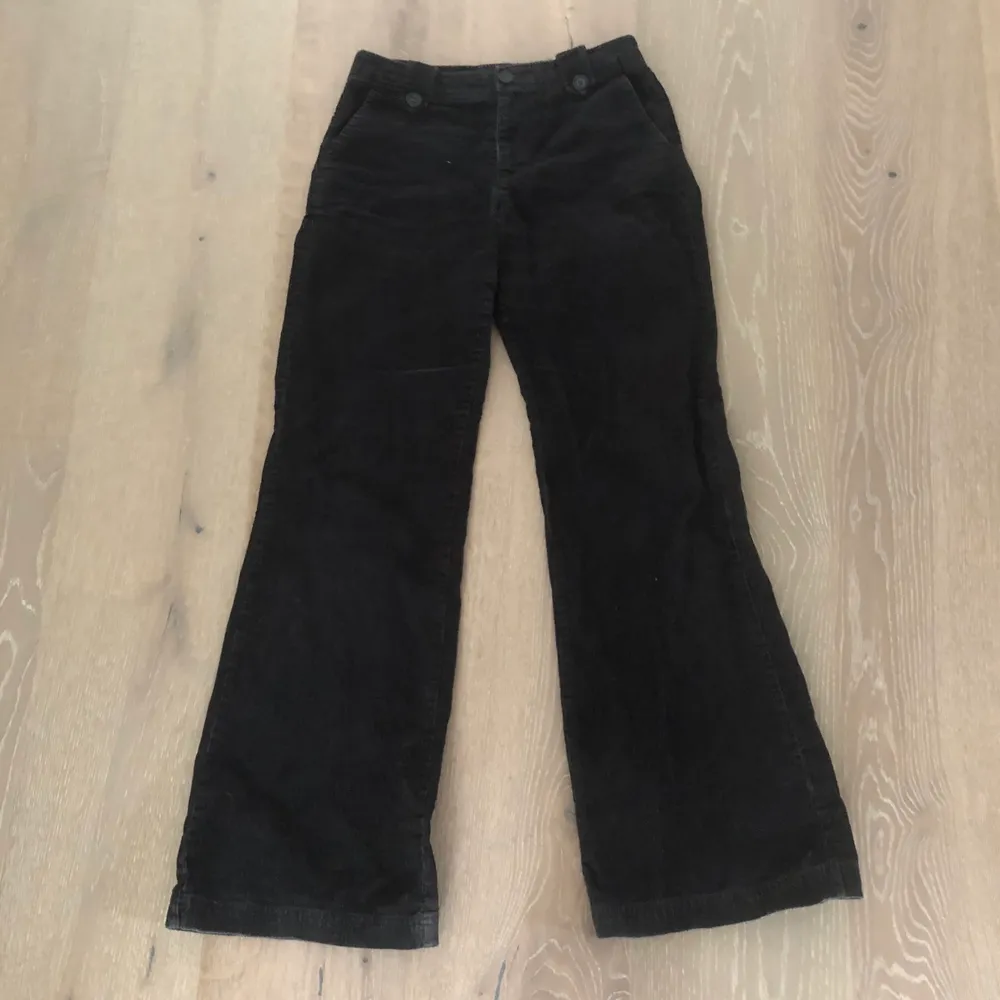 assnygga manschester byxor, midjemått (mätt rakt över) 39cm, innerbensmått 84 cm , är 170cm ish och dom hänger ner till fötterna, lite högmidjade . Jeans & Byxor.