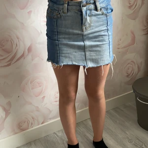 Kjol  - Blå kjol använd 10 gånger ungefär❤️