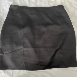 Svart satin kjol - Svart satin kjol från misguided💕