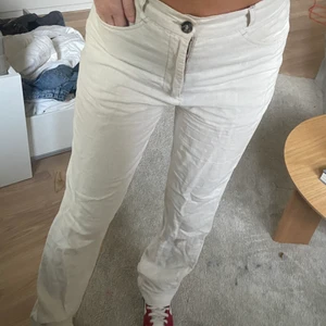 Linnebyxor  - SÅ snygga linnebyxor i beiget! En ficka där bak, faller perfekt över skor❤️‍🔥 storlek S/M, jag är 166cm lång! 