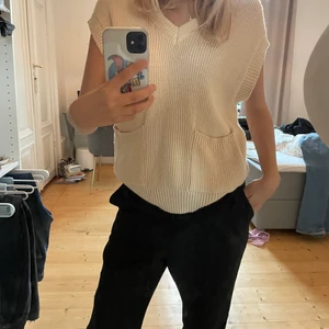 Stickad väst, zara - Köpt på Zaras barnavdelning, super mjuk väst med fickor fram, passar perfekt till hösten/vintern. I storlek 152 men passar mig som vanligtvis har xs/s