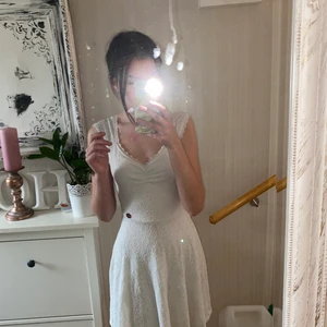 Klänning bubbleroom  - Säljer nu min vita spettsklänning från bubbleroom. Då jag bara använt den på en skolavslutning. Och det blivit för stor. Så har jag ingen användning för den längre. Köparen står för frakt. Endast Swish. 