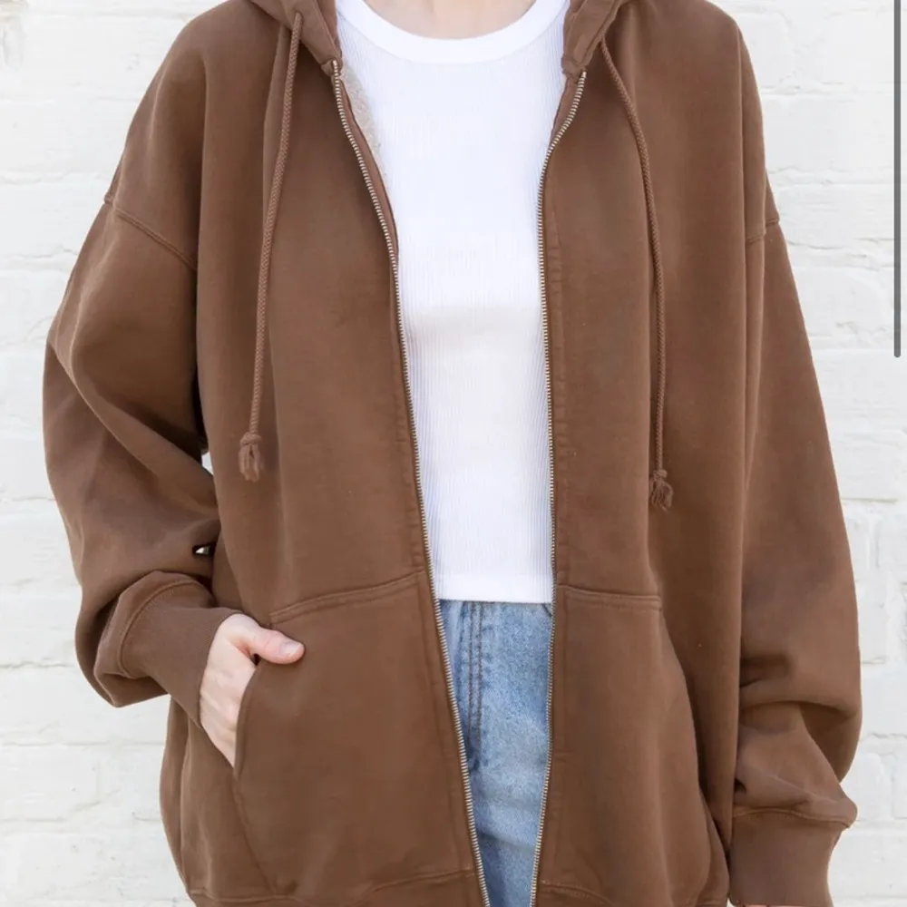 jättefin brun zip hoodie från Brandy Melville! säljer då den inte kommer till användning! hör av dig till mig om du är intresserad så diskuterar vi pris inklusive frakt💜✌🏼🥰. Tröjor & Koftor.