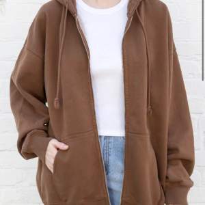 jättefin brun zip hoodie från Brandy Melville! säljer då den inte kommer till användning! hör av dig till mig om du är intresserad så diskuterar vi pris inklusive frakt💜✌🏼🥰