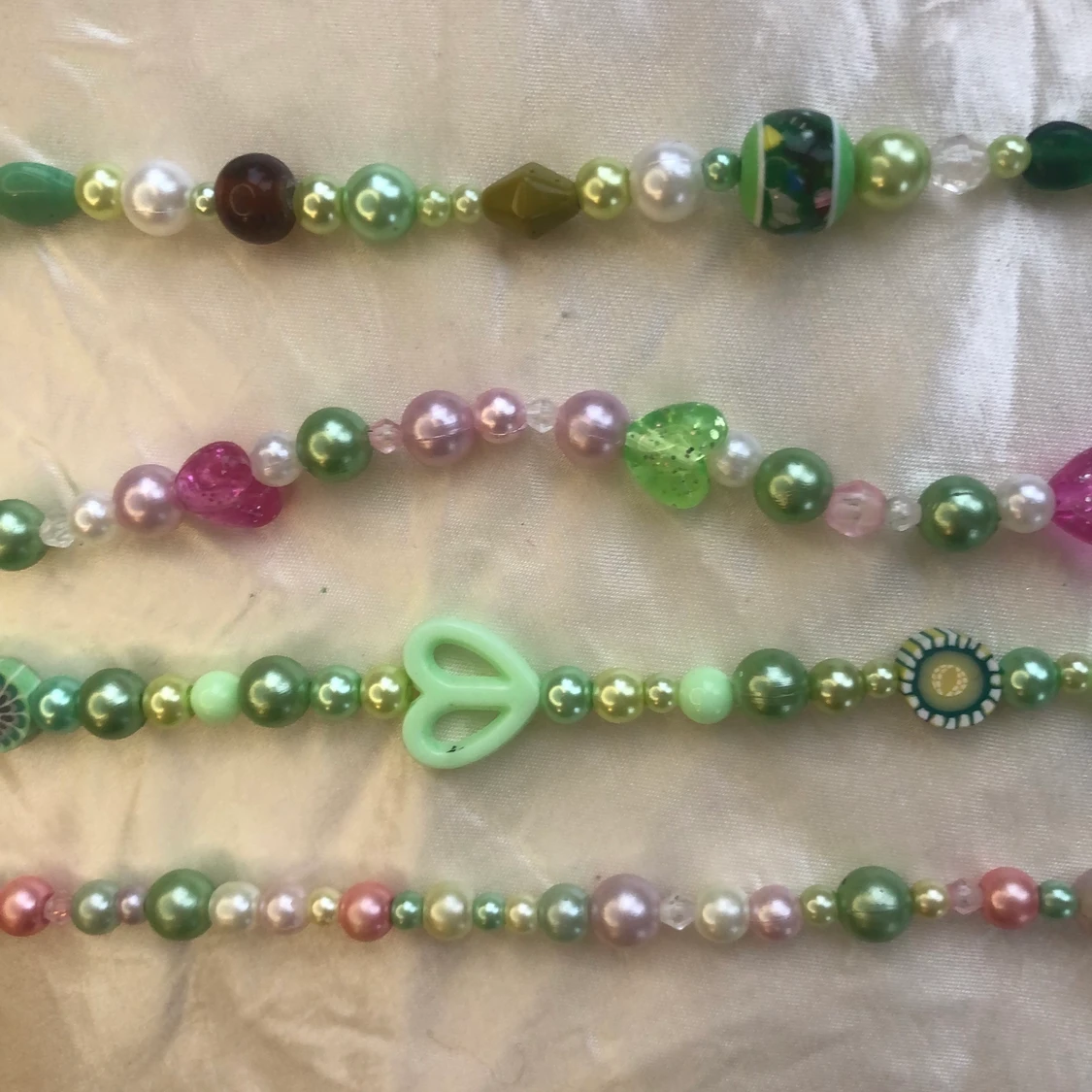 gröna pärlhalsband 