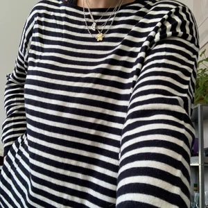 Fin randig tröja från COS!  - Säljer tröja från COS i bomull och ull! Storlek M. Använd men i fint skicka! Bud är bindande. Skickar när jag ser pengarna på mitt konto 🤎