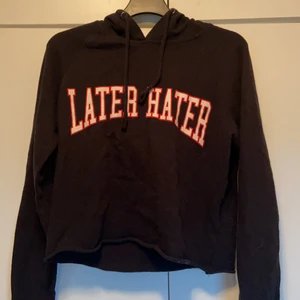 Hoodie med tryck  - 🌸Hoodie med luva och tryck på bröstet                           🌸Från New Yorker                                                            🌸Hoodien är som en magtröja 