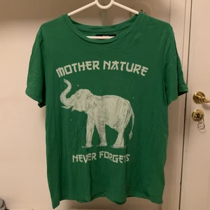 T-shirt strl L - Grön T-shirts med tryck i storlek L från Bik Bok. Aldrig använd. Betalning endast med Swish. Jag står inte för frakt eller postens slarv🥰