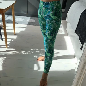 Leggings S - Sköna leggings i stel S. Bladmönstrade. Använda 1 gång. 
