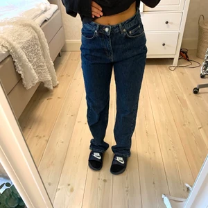 Raka jeans - Säljer dessa jeans från nakd i st 32. Jag beställde hem 2 par för o se vilken storlek som passade, första är i 34 o de andra två i 32. Kommer sitta som baggy om man har mindre storlek. De är i helt nyskick med lappen kvar. Buda i kommentarerna eller privat🦋💙