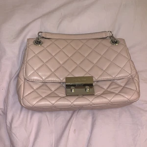 En äkta Michael korsväska - En äkta Michael korsväska som nästan aldrig gått Till användning💗 725kr Inklusive frakt💗