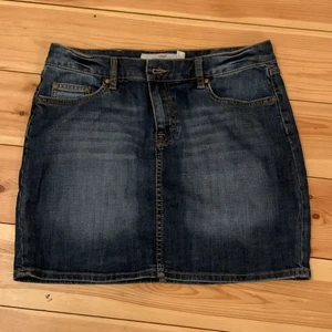 Mini skirt storlek M - En skitsnygg kort kjol som jag hittade second hand, har dock inte använt den så mycket så tänkte jag skulle sälja den. Meddela mig privat om ni är intresserade;))