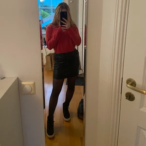 Läderkjol⚡️ - Fake-läderkjol från vero moda med 2 fickor o en dragkedja i bak⚡️ står storlek xs men jag brukar va m o den passar mig bra! Pris kan diskuteras☺️