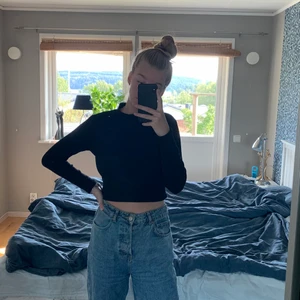 Ribbad tröja, bikbok, strl s - Tajt svart ribbad tröja från bikbok, croppad☺️