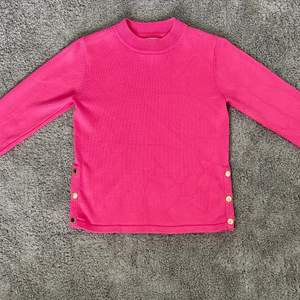 En super fin rosa tröja med guldknappar! 💖                                                     Den är verkligen jätte skön i materialet, så bekväm! ✨                                                                    Väldigt fint skick! 👌🏽                                                           Möter ändast upp!