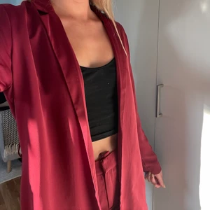 Set blazer och byxor NAK-D - Röd kavaj med matchande byxor från Nak-d, byxorna storlek 38 och kavaj 36. Passform oversized, sjukt bekvämt och snyggt. Köpare betalar frakt ❤️