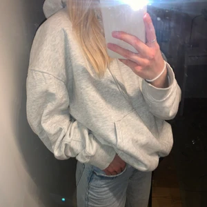 Hoodie - Jättefin och skön grå hoodie. Perfekt till höst o vinter💞 Ganska oversized