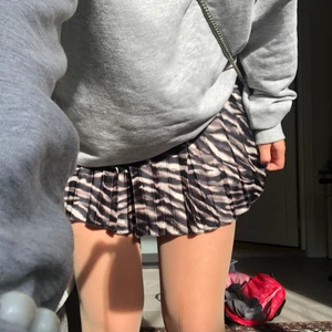 Zara kjol!! - Så fin plisserad kjol från Zara! Den är i storlek S men har vikt upp den på bilderna så den blir kortare. Kan mötas upp i Stockholm. 💓💓