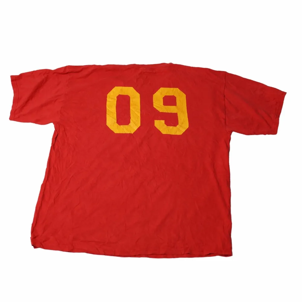 En fet röd tröja som är perfekt att ha som en baggy t-shirt. Ha den me några röda skornocj ett par jeans! Köpt på en thriftstore i Arizona.. T-paidat.