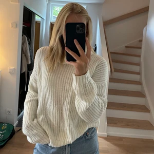 Stickad tröja - Jätte fin vit stickad tröja🤍 aldrig använd och super skick, säljer då den inte kommit till användning.