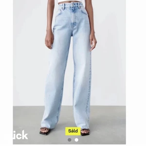 Byxor - Säljer dessa super fina jeans som är ifrån zara, köpte dom på plick men tyvärr passade dom inte mig och måste därför sälja dom😢❤️dom är i strl 32 men skulle säga att de är som 32/34, har klippt dom så dom passar någon som är ca 160 lång! Hör av er vid frågor eller för egna bilder, Priset är diskuterbart!
