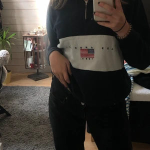 Sweatshirt - Säljer den här väldigt fina tröjan från brandy melville eftersom jag inte har användning av den längre. Den är väldigt mjuk och bekväm! Köparen står för frakten💕