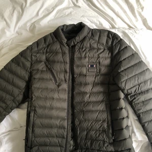 Morrisjacka - Säljer en snygg morrisjacka till höst/vinter! Vet ej exakt hur gammal den är men den är i mycket bra skick💕 nypris låg runt 1600kr