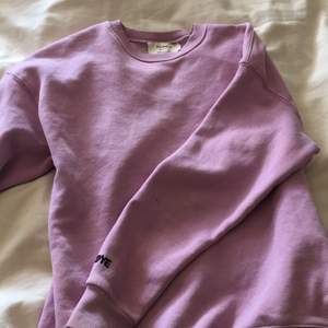 Lila sweatshirt från pull and bear, knappt använd!!💜💜