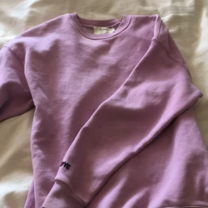 Sweatshirt  - Lila sweatshirt från pull and bear, knappt använd!!💜💜