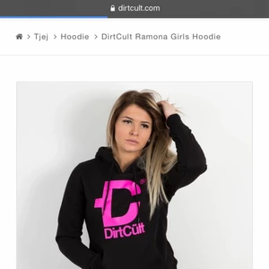 Dirtcult hoodie - Säljer denna dirtcult hoodie eftersom jag inte fått användning för den. Den är super fin särskilt med den rosa färgen. Jag har endast använt den 3-4 gånger och den har inga märken eller fläckar. Den är alltså i väldigt bra skick. Nypris 599kr men säljer för 250+ frakt. Priset kan diskuteras vid snabb affär💗