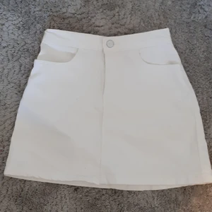 Jeanskjol - Vit jeanskjol i storlek 158/164.😃