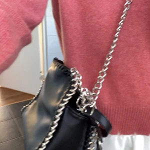 Stella McCartney likande väska! - Intressekoll på denna så snygga Stella McCartney liknande väskan från ginatricot som inte finns att köpa längre!💫  Säljer endast vid bra bud. Använd ett fåtal gånger så i princip i nyskick. Om flera är intresserade blir det budgivning i kommentarerna! Minst 10 kr mellan buden.💕 KÖP DIREKT FÖR 360 kr+frakt! FÖRST TILL KVARN!