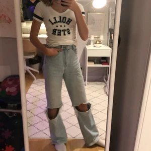 T-shirt - Snygg hollister t-shirt. Vit med blå text. Bra skick bara inte min stil längre. 