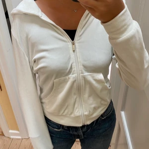 Zip hoodie  - Säljer en jättefin och mjuk zip hoodie från Gina tricot. Den är i fint skick och i storlek S. Säljer den för 130kr Kontakta mig om du vill köpa den💞💞