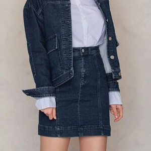 Kjol Filippa K - Otroligt fin kjol i lite stretchigt tyg. Använd men i fint skick! Nypris ca 1500 kr.