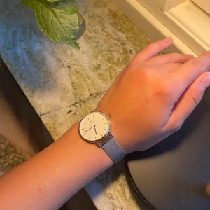 Klocka Daniel Wellington  - Jättefin klocka i Silver från Daniel Wellington, originalpris runt 1500. Knappt använd