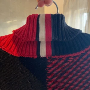 Tommyhilfiger tröja - De. Har kontrat sig men det går att fräscha till, annars är det hyfsat skick.  Ny priset gick på 1.400kr på best of brands